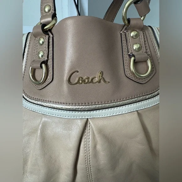 Coach Tan and Cream Shoulder
Bag with Slouchy Design -EUC - Picture 2 of 10